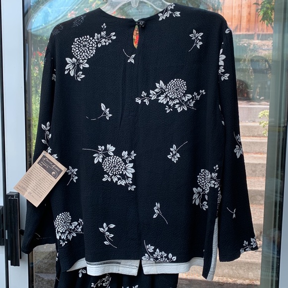 Two pieces set Top and bottom in Black and white. - Picture 4 of 7